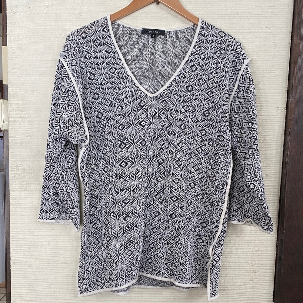 Cotelac Black and White Geometric V-Neck Top